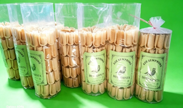 Kue semprong dengan rasa original dan rasa wijen