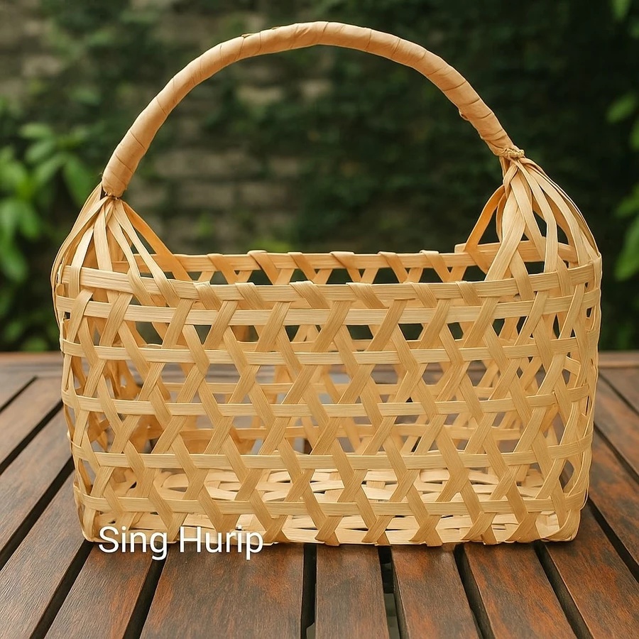 Tas anyaman pandan warna cokelat dengan tali kulit.