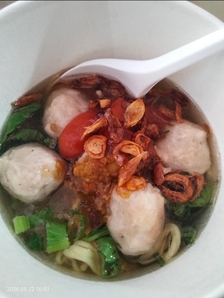 Bakso kuah di dalam mangkok isi 5 pcs baksonya komplit pake mie soun sambel saos kecap
